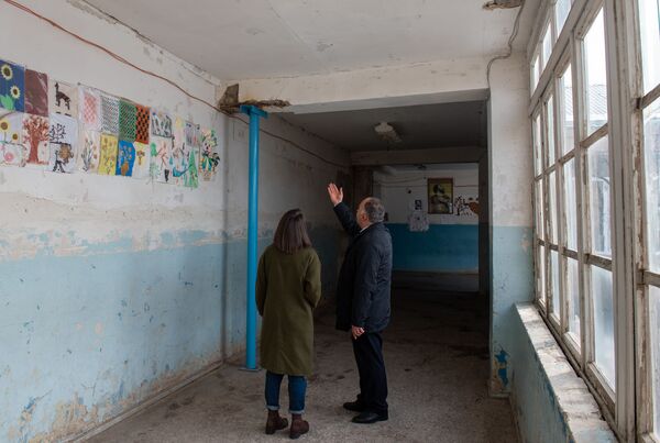 Щели в стенах и холодные коридоры: как согреваются ученики в сельских школах Армении - Sputnik Армения