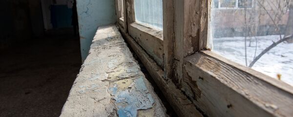 Оконные рамы в коридоре школы имени Азара Симоняна села Камарис, Котайк - Sputnik Армения