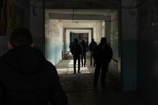 Щели в стенах и холодные коридоры: как согреваются ученики в сельских школах Армении - Sputnik Армения