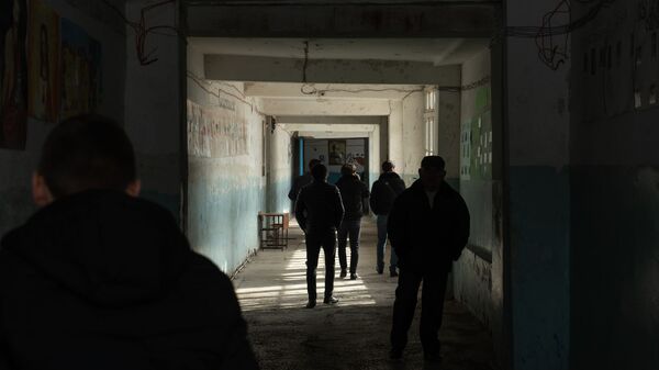 Ученики старших классов во время перемены в коридоре школы имени Азата Симоняна села Камарис, Котайк - Sputnik Արմենիա