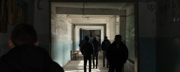 Ученики старших классов во время перемены в коридоре школы имени Азата Симоняна села Камарис, Котайк - Sputnik Արմենիա