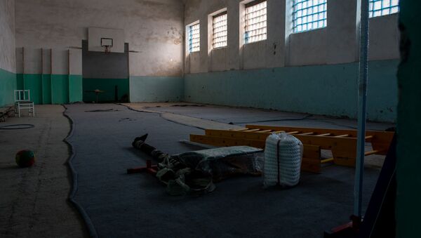 Новый спортинвентарь в недействующем спортзале школы имени Азата Симоняна села Камарис, Котайк - Sputnik Армения