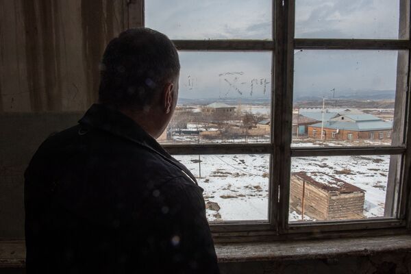 Щели в стенах и холодные коридоры: как согреваются ученики в сельских школах Армении - Sputnik Армения