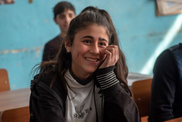 Щели в стенах и холодные коридоры: как согреваются ученики в сельских школах Армении - Sputnik Армения