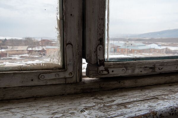 Щели в стенах и холодные коридоры: как согреваются ученики в сельских школах Армении - Sputnik Армения