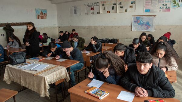 Ученики 9-го класса школы имени Азата Симоняна села Камарис на уроке географии - Sputnik Արմենիա