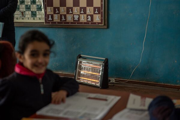 Щели в стенах и холодные коридоры: как согреваются ученики в сельских школах Армении - Sputnik Армения