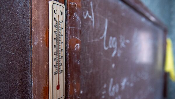 Термометр в классной комнате в школе села Фантан, Котайк - Sputnik Армения
