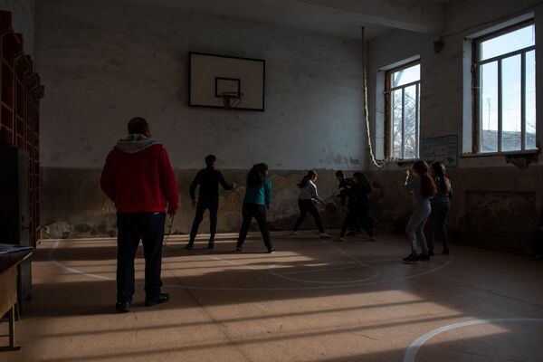 Щели в стенах и холодные коридоры: как согреваются ученики в сельских школах Армении - Sputnik Армения