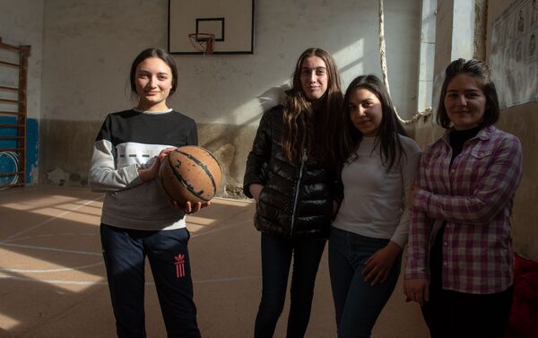 Ученицы 12-го класса школы села Фантан на уроке физкультуры - Sputnik Армения
