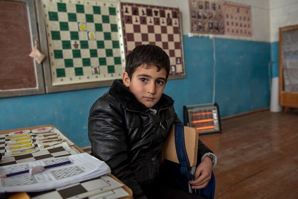 Щели в стенах и холодные коридоры: как согреваются ученики в сельских школах Армении - Sputnik Армения