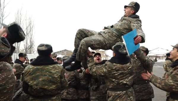 Երևանյան զորամասում զինվորներն օդ են թռցնում զորացրվողներին - Sputnik Արմենիա