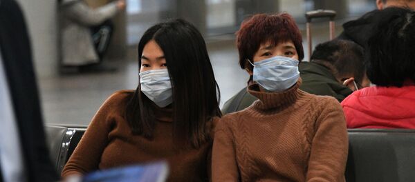 Иностранные туристы в защитных масках Иностранные туристы в защитных масках - Sputnik Армения