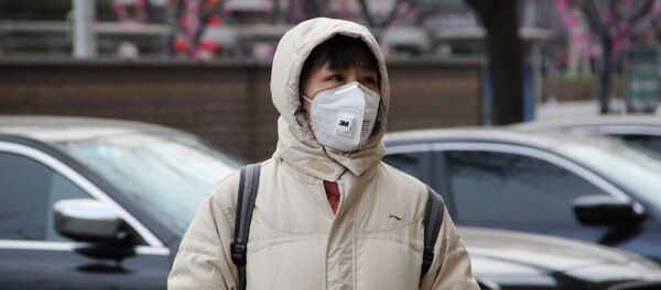 Женщина в медицинской маске на улице Пекина Женщина в медицинской маске на улице Пекина - Sputnik Армения