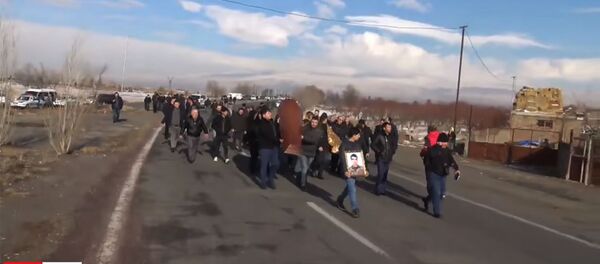 Մահացած զինծառայողի հարազատները զինվորի դագաղը մայրուղիով բերում են Երեւան Մահացած զինծառայողի հարազատները զինվորի դագաղը մայրուղիով բերում են Երեւան - Sputnik Արմենիա