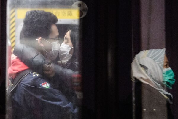 Пара в масках в поезде метро во время Лунного Нового года (27 января 2020). Гонконг - Sputnik Армения