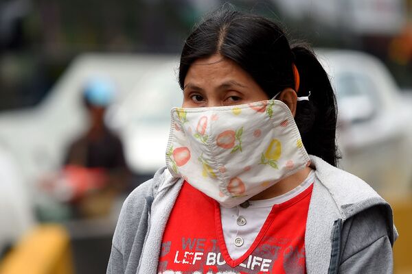 Женщина с маской на лице на улицах в Пномпене после того, как в стране был зарегистрирован первый случай нового коронавируса (30 января 2020). Камбоджа - Sputnik Армения