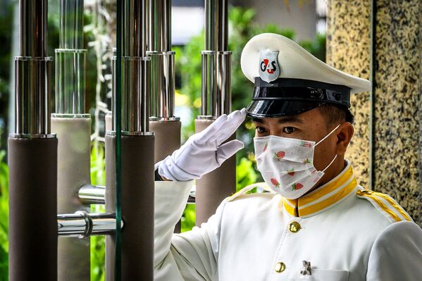Швейцар в защитной маске приветствует посетителей отеля в Бангкоке, где уже выявлено 19 случаев заболевания коронавирусом (3 февраля 2020). Таиланд - Sputnik Армения