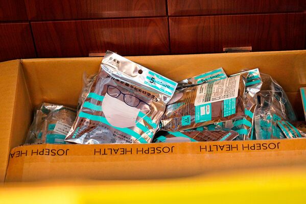 Коробка импортированных из Японии масок в аптеке Ифэн в Ухане (22 января 2020). Китай - Sputnik Армения