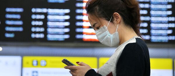 Иностранная туристка в защитной маске в Москве - Sputnik Արմենիա