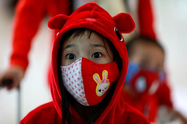 Ребенок в маске в аэропорту Суварнабхуми (3 февраля 2020). Бангкок - Sputnik Армения