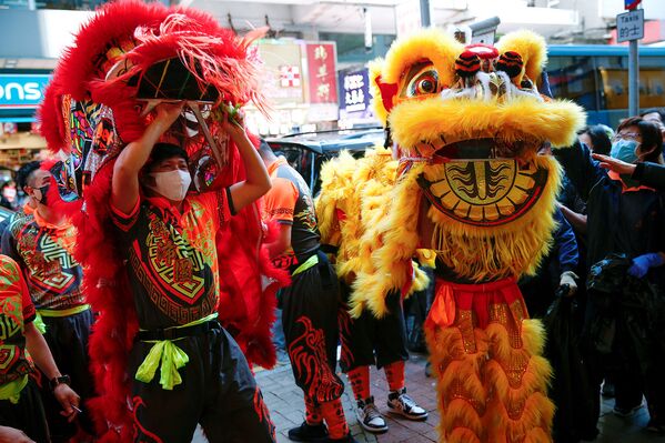 Исполнители традиционного китайского танца льва в медицинских масках во время празднования китайского лунного Нового года (31 января 2020). Гонконг - Sputnik Армения