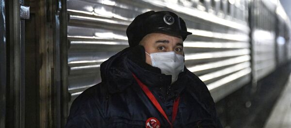 Проводник поезда в защитной медицинской маске Проводник поезда в защитной медицинской маске - Sputnik Արմենիա