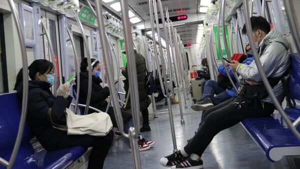 Пассажиры пекинского метро в защтных масках - Sputnik Армения