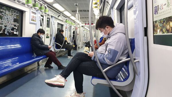 Пассажиры пекинского метро в медицинских масках - Sputnik Армения