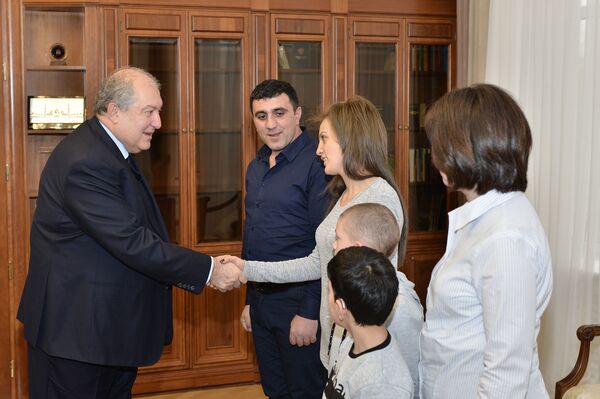 Уже хотел влезть в долги: Армен Саркисян исполнил мечту героя проекта Sputnik Армения Уже хотел влезть в долги: Армен Саркисян исполнил мечту героя проекта Sputnik Армения - Sputnik Армения