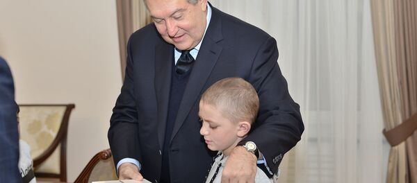 Герой проекта Ты не один Ромик Аршакян в президентской резеденции (4 февраля 2020). Еревaн Герой проекта Ты не один Ромик Аршакян в президентской резеденции (4 февраля 2020). Еревaн - Sputnik Արմենիա