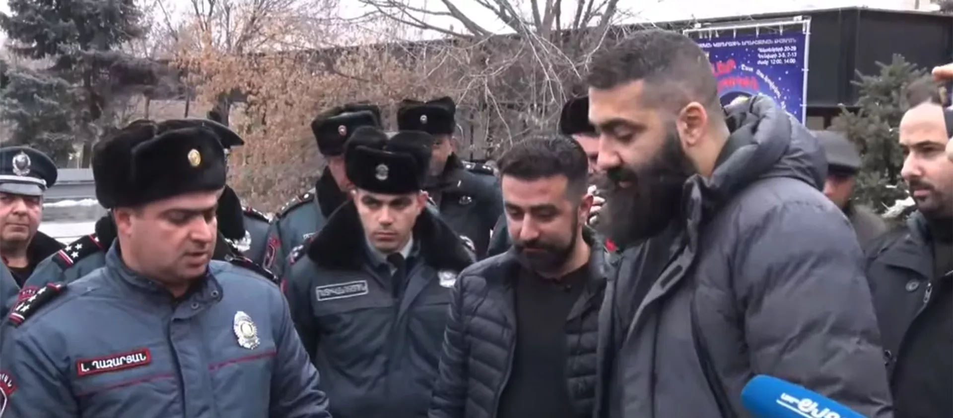 «Ադեկվադ» միաբանության անդամները նավթի տակառներ են տարել Բաղրամյան 26 - Sputnik Армения, 1920, 04.02.2020