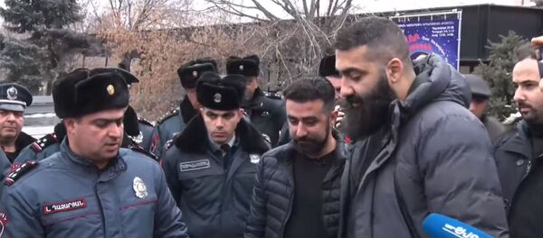 «Ադեկվադ» միաբանության անդամները նավթի տակառներ են տարել Բաղրամյան 26 «Ադեկվադ» միաբանության անդամները նավթի տակառներ են տարել Բաղրամյան 26 - Sputnik Армения