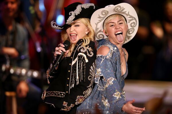 Дуэт Мадонны и Майли Сайрус во время Miley Cyrus: MTV Unplugged (28 января 2014). Голливуд - Sputnik Армения