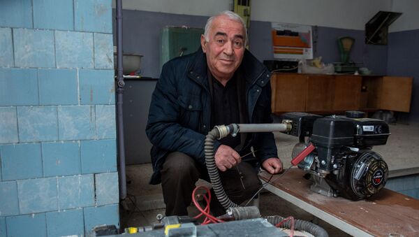Изобретатель прибора для улавливания CO2 от выхлопов машин Каро Мосикян - Sputnik Армения
