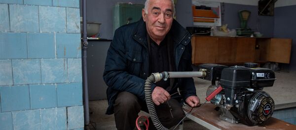 Изобретатель прибора для улавливания CO2 от выхлопов машин Каро Мосикян - Sputnik Արմենիա