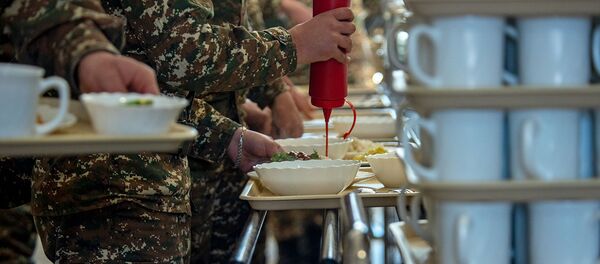 Солдаты в военной столовой - Sputnik Արմենիա