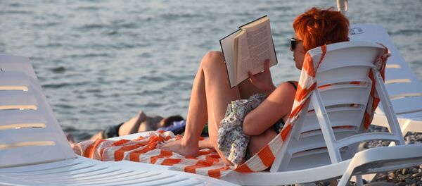 Женщина на пляже  - Sputnik Армения