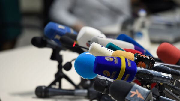 Микрофоны армянских СМИ перед началом пресс-конференция министра по чрезвычайным ситуациям Армении (5 февраля 2020). Еревaн - Sputnik Армения