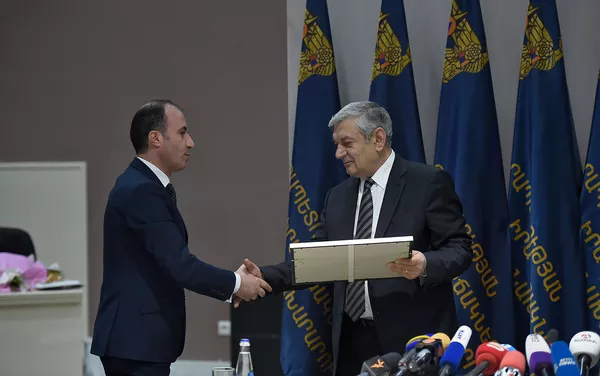Министр по чрезвычайным ситуациям Феликс Цолакян вручает сотруднику Sputnik Армения Ованнесу Шогикяну свидетельство Самого активного журналиста (5 февраля 2020). Еревaн - Sputnik Армения