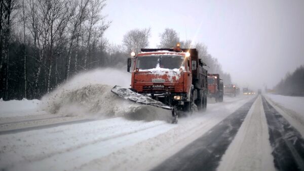 Уборка снега на федеральной трассе в Тверской области - Sputnik Արմենիա