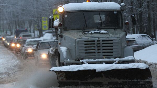  Уборка снега на проезжей части в Москве - Sputnik Արմենիա