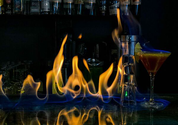 Աղջիկները խմում և անձնական գաղտնիքներ են պատմում. բարմեն լինելը հետաքրքիր է Աղջիկները խմում և անձնական գաղտնիքներ են պատմում. բարմեն լինելը հետաքրքիր է - Sputnik Արմենիա