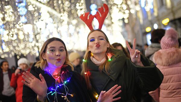 Девушки встречают Новый год на Никольской улице (1 января 2020). Москвa - Sputnik Արմենիա