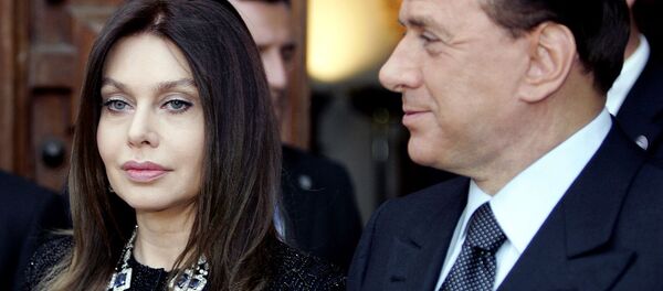 Премьер-министр Италии Сильвио Берлускони с супругой Вероникой Ларио (2004 год). Рим Премьер-министр Италии Сильвио Берлускони с супругой Вероникой Ларио (2004 год). Рим - Sputnik Армения