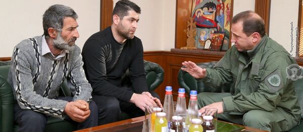 Министр обороны Давид Тоноян встретился с родными умершего солдата Ваграма Авакяна (6 февраля 2020). Еревaн - Sputnik Արմենիա