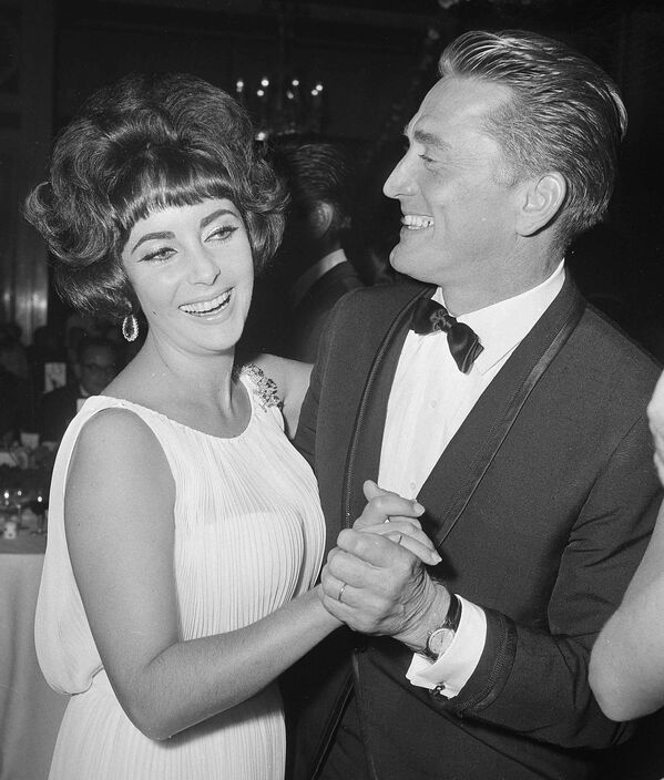Кирк Дуглас танцует с Элизабет Тейлор на вечеринке в Риме в честь годовщины выхода фильма Спартак, 1961 год - Sputnik Армения