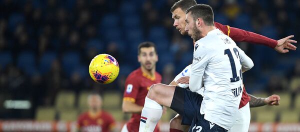 Генрих Мхитарян наблюдает за борьбой за мяч между форвардом Ромы Эдиной Джеко и защитником Болоньи Маттиа Бани во время футбольного матча итальянской Серии А между командами Рома и Болонья (7 февраля 2020). Рим - Sputnik Армения