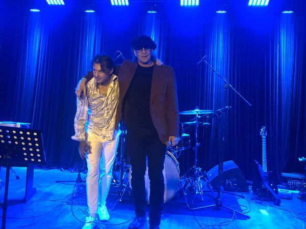 «Թավշյա», բայց ոչ քաղաքական. ովքե՞ր են «եվրատեսիլյան» ցանկություն ունեցող Արությունովները «Թավշյա», բայց ոչ քաղաքական. ովքե՞ր են «եվրատեսիլյան» ցանկություն ունեցող Արությունովները - Sputnik Արմենիա