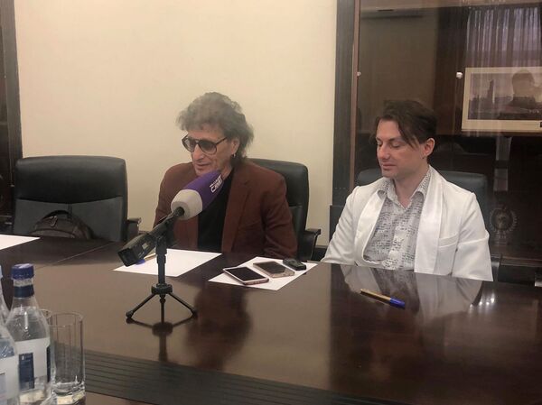 «Թավշյա», բայց ոչ քաղաքական. ովքե՞ր են «եվրատեսիլյան» ցանկություն ունեցող Արությունովները «Թավշյա», բայց ոչ քաղաքական. ովքե՞ր են «եվրատեսիլյան» ցանկություն ունեցող Արությունովները - Sputnik Արմենիա